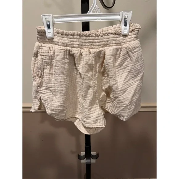 Aerie Cream Gauze Smocked High Waist Shorts Medium Neutral Crinkle Beach Lounge - Picture 1 of 3